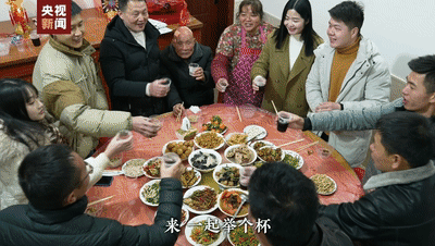 梁順！三年了，你終于帶女朋友回家了！