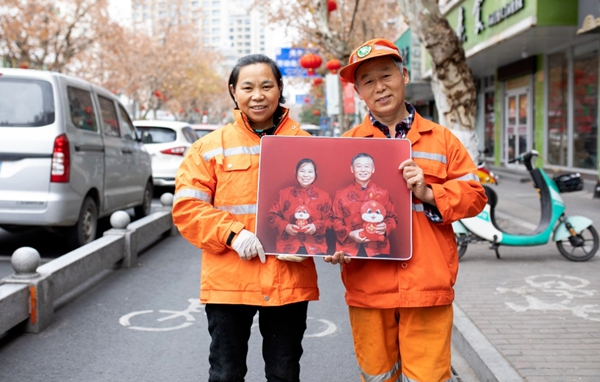12對環(huán)衛(wèi)工人夫婦，收到特別的新春禮物